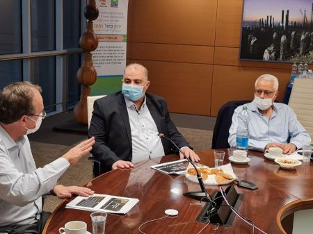 عباس يبحث انقطاع الكهرباء المتكرر في البلدات العربية